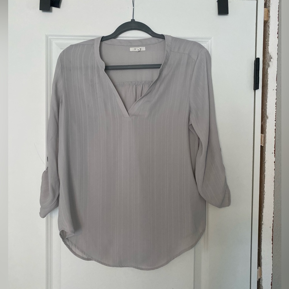 small gray 3/4 sleeve vneck blouse